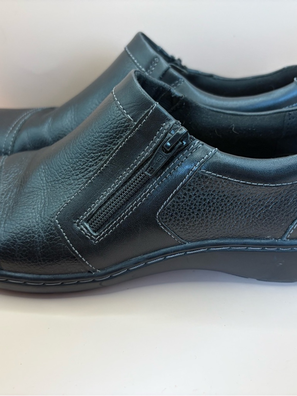 Clarks Cora Giny women's black leather zippered loafer Size 8.5